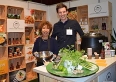 Anke van Arensbergen en Aart-Jan Knauff met de producten van onoff spices! Nieuw van dit merk is onder meer de Thaise papaja-saladedressing en een Som Tam-mix.